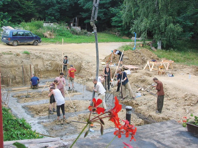 Axt und Kelle: Nemška cehovska skupina Axt und Kelle pomaga graditi objekt