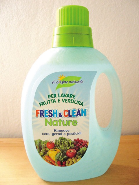 Fresh &amp; Clean, pralni prašek za sadje in zelenjavo - pesticidov se lahko znebite s temle detergentom, ki so mu dodani konzervansi. Me prav zanima, ali kdo to zares uporablja.