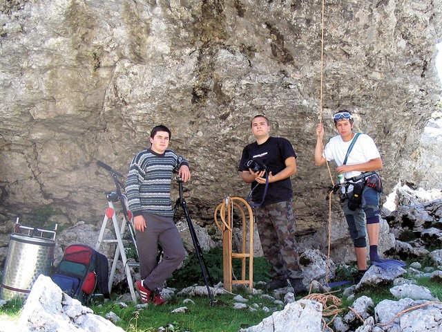 Snemalna ekipa z rekviziti pred snemanjem alpinističnih prizorov.