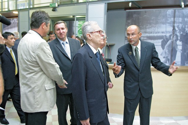 Zgodovinar Jože Dežman in pravosodni minister Lovro Šturm na razstavi Prikrito in očem zakrito v Muzeju novejše zgodovine