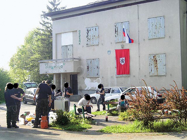 Hervardi pred zaprto karavlo na Ceršaku