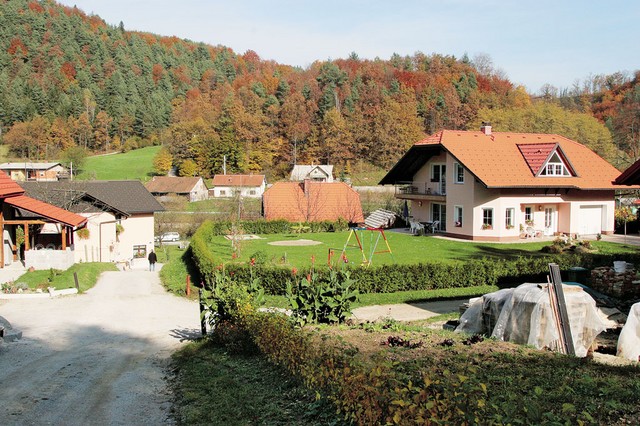 Konkurenčni hiši v Dragi pri Štorah; lepša na desni je last Gajškovih, ona skromnejša spodaj na levi je županova