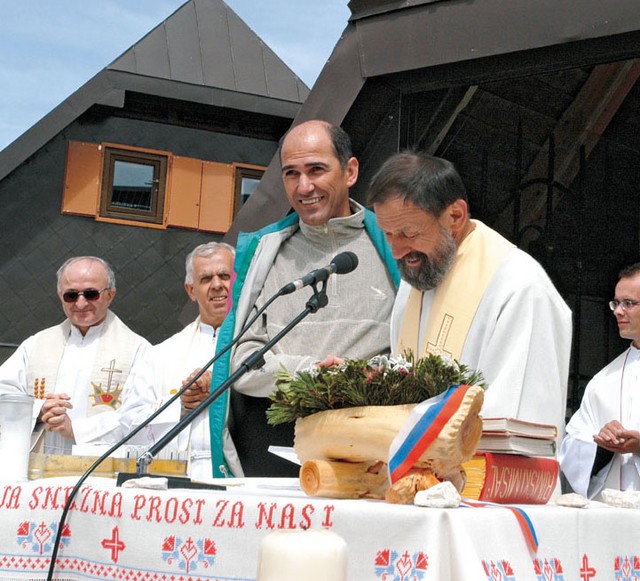 Janez Janša med mašo na Kredarici