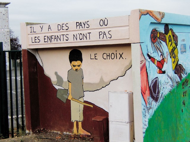 Clichy sous Bois, freska pred požgano gimnazijo: 'So države, kjer otroci nimajo izbire'