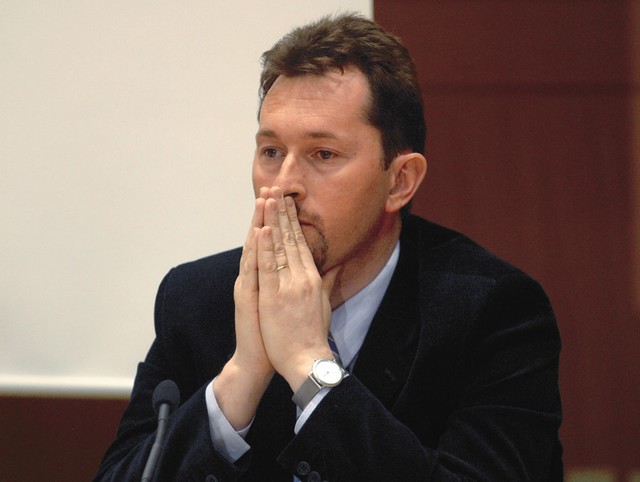 Minister Gregor Virant nam, kljub obljubam, da bodo v vladi promptno odgovarjali na vprašanja novinarjev, ni utegnil odgovoriti, kaj meni o pismu mednarodnega strokovnjaka in kako misli Slovenija sodelovati pri konvenciji OZN o preprečevanju korupcije.