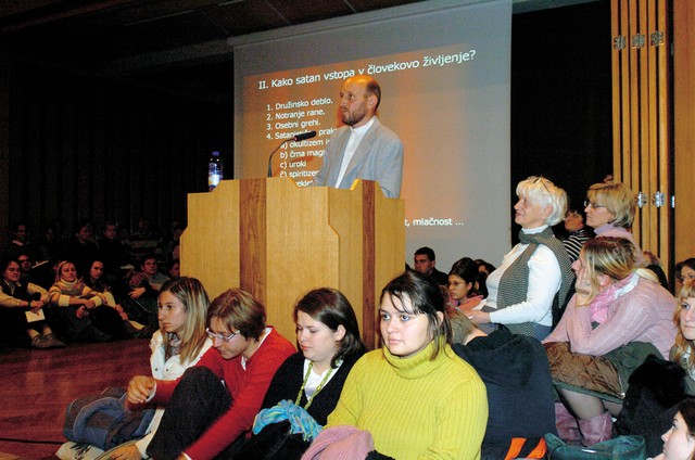 Uradni eksorcist mariborske škofije med teoretičnim podukom