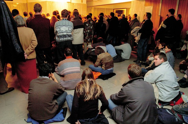 V avli so poslušali vsi tisti, ki niso dobili prostora v nabito polni dvorani