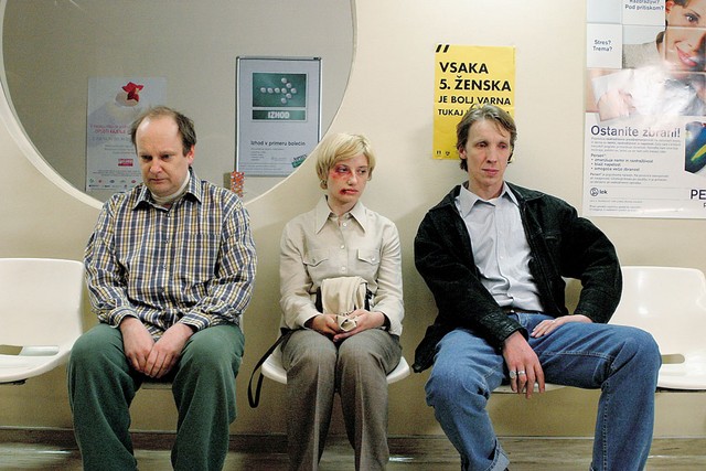 Delo osvobaja: režija Damjan Kozole. Tuning, ki bo uradno štartal ob koncu januarja 2006, izgleda kot rimejk filma Delo osvobaja, ki ga je nacionalka zavrtela že ob koncu leta 2004: zgodbo o moškem srednjih let, ki je v krizi srednjih let, ki je šibak in zmeden in sramežljiv, ki je poročen, ki ima hčerko (okej, v enem dve), ki pripada srednjemu razredu, ki živi v dolgočasnem bloku, ki ga žena živčno vara, ki začne tudi sam flirtati z drugo žensko, ki mu je ime Peter - in ki ga v obeh filmih igra Peter Musevski.