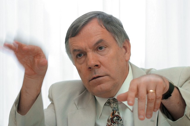 Janez Zajec, leta 2002 vodja pogajalske skupine za nakup operacijskih miz, je danes svetovalec ministra za zdravje Andreja Bručana.