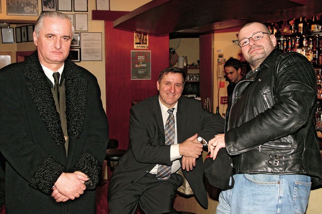 Fantje na promociji knjige v jazz klubu Gajo, ki so zaman čakali na skrivnostno avtorico: Peter Mlakar, Jožef Jerovšek in Max Modic