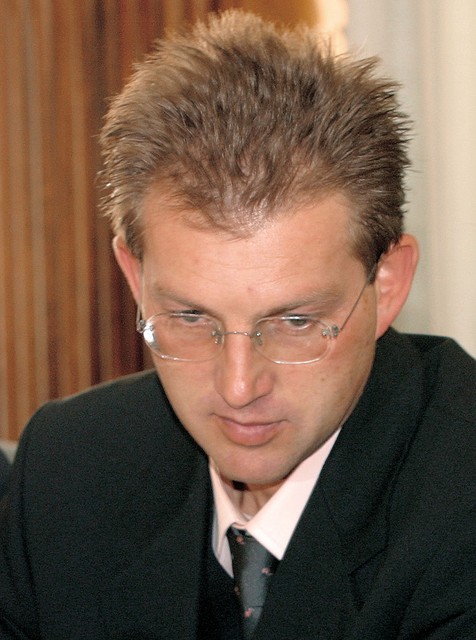 Dr. Miro Cerar: 'Če gledamo s človeške plati, je razumljivo, da je večina državljanov do tega kritična, saj so mnogi od izbrisanih špekulirali in bili nenaklonjeni osamosvojitvi.'