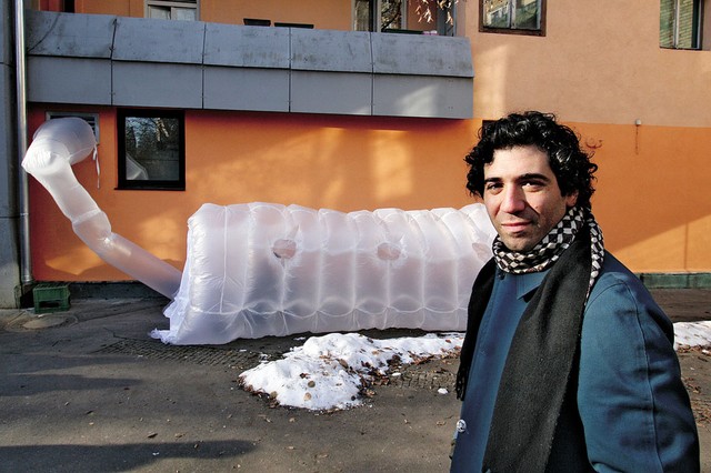 Rakowitz in na hrbet gostilne prisesan Parasite