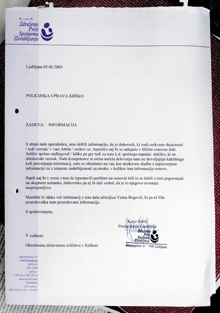 Dopis, ki dokazuje, da sta bila policija in tožilstvo o sumu spolnega napada artiškega župnika na mladoletno osebo obveščena že leta 2003.