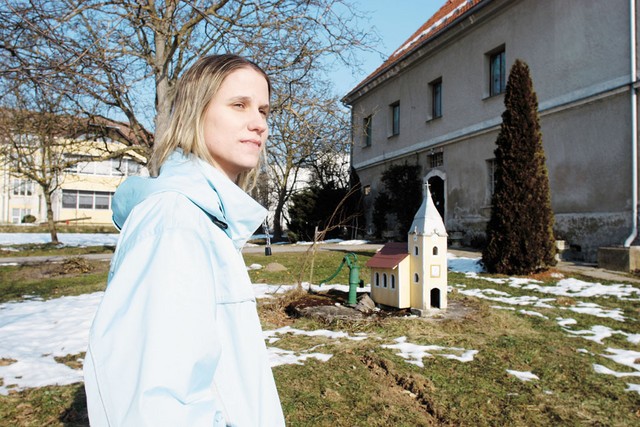 Žrtev Vesna Škorc med župnijo in rumeno stavbo šole v Artičah: '<I title=