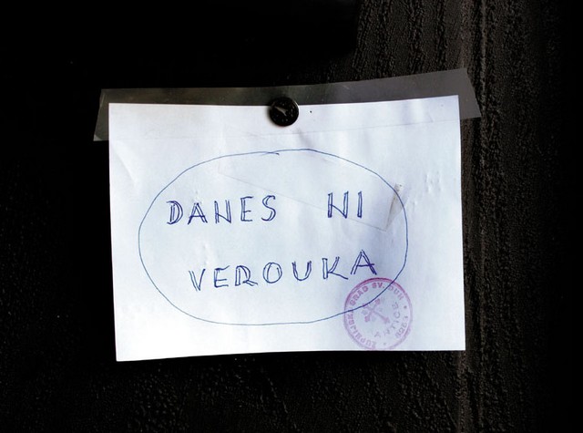 Obvestilo, ki zadnje dni žalosti artiške farane. Njihov župnik je v hišnem priporu v Mariboru.