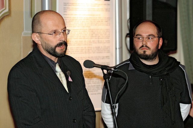 Jože Dežman, direktor Muzeja novejše zgodovine, in Mitja Blažič, predsednik Društva za integracijo homoseksualnosti, na otvoritvi razstave Homokavst