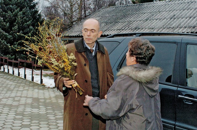 Cvetje za Janeza Drnovška ob obisku azila za domače živali v Mariboru
