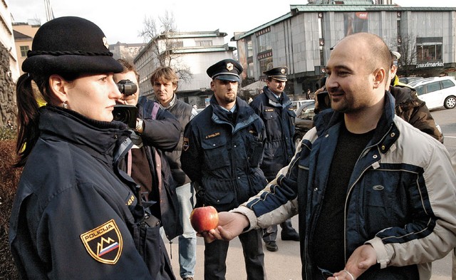 Jabolko sprave za policiste, ki pa ni bilo sprejeto