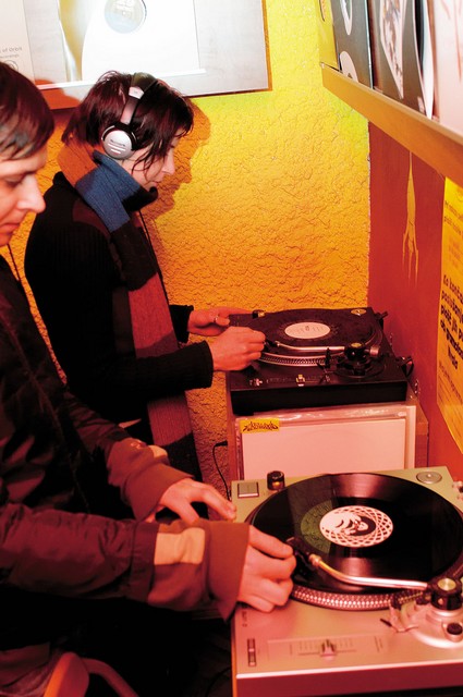 Previdno spuščanje igle na vinilko je nujno v izogib poškodbam novitet, ki jih morda ne kupite