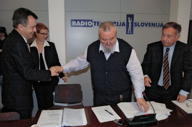 Glede na javni razpis naj bi bilo glavno merilo pri izbiri novega generalnega direktorja RTV dobro poznavanje razmer v RTV-hiši. Guzej pa je sam javno priznal, da o RTV ne ve tako rekoč nič. (na fotografiji rokovanje novega direktorja Antona Guzeja in Staneta Grande, predsednika programskega sveta)