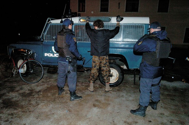 Policijska zapora: Sostro pri Ljubljani, petek 24. februarja. Vsak mimoidoči je bil sumljiv.
