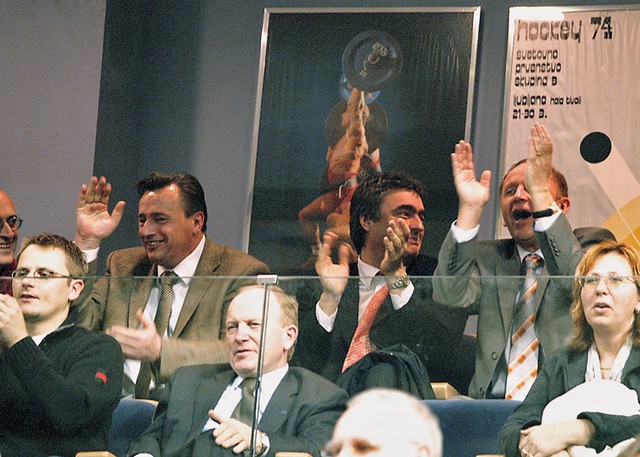 Jože Zagožen na častni loži na košarkaški tekmi Uniona Olimpije (za njim Boris Zupančič, predsednik NS Delo, minister Milan Zver in Dušan Šešok, predsednik košarkaške zveze)
