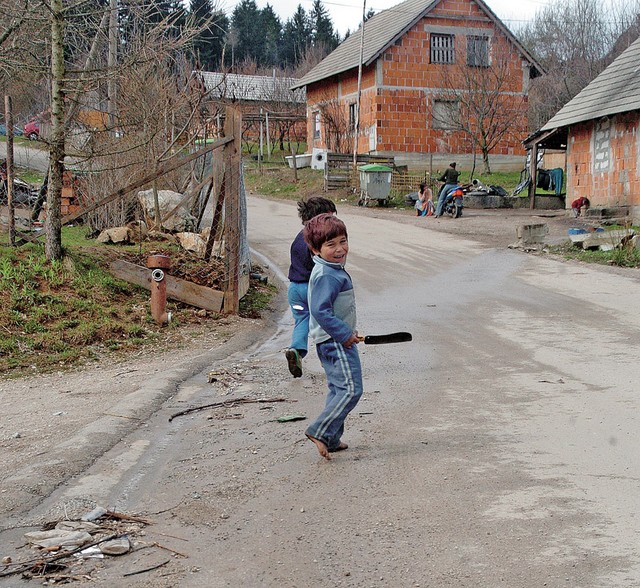 Romski otroci so po zaprtju vrtca ostali brez dopoldanskega programa in so se potepali po naselju.