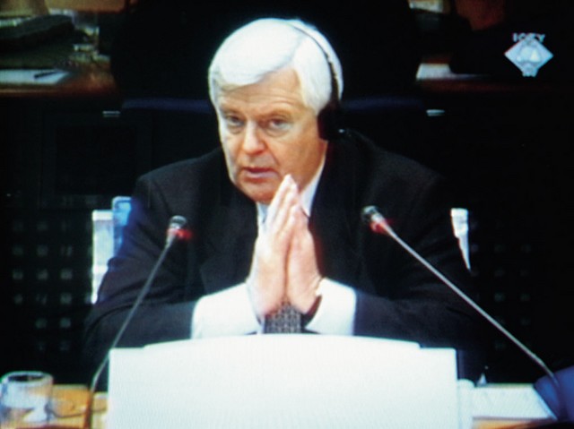 Milan Kučan med zaslišanjem na procesu proti Miloševiću v Haagu, 21. maja 2003