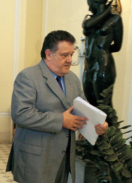 Ocenjevalec velikosti prsi: Marcel Koprol, takrat še državni sekretar, sedaj pa kandidat za veleposlanika Slovenije pri Združenih narodih