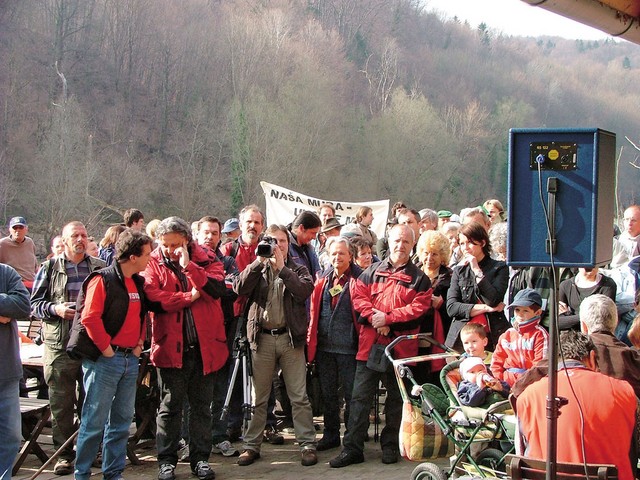 Protestne akcije zoper načrtovano gradnjo hidroelektrarn se je 2. aprila v Cmureku udeležilo več kot štiristo ljubiteljev Mure.
