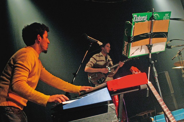 Electric jazz trio z notnim stojalom