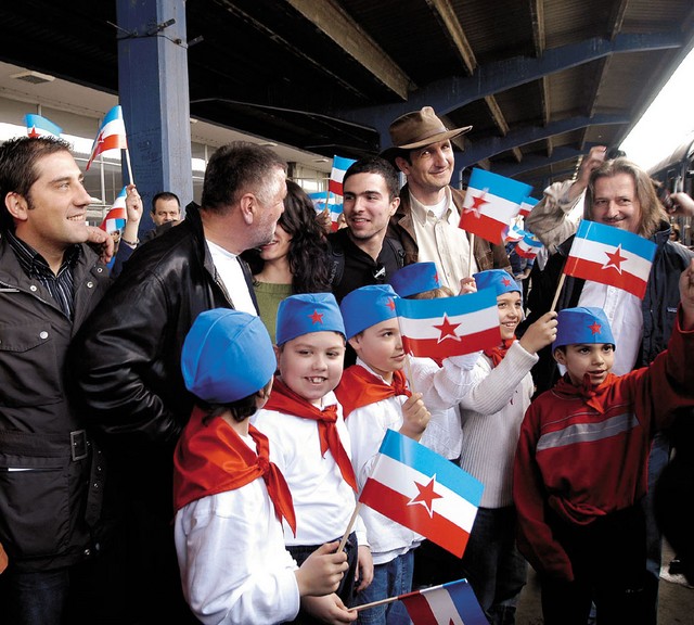 Ante Tomić (s klobukom) ob prihodu Modrega vlaka v Novi Sad, kjer so ustvarjalce filma Karavla pričakali pionirji