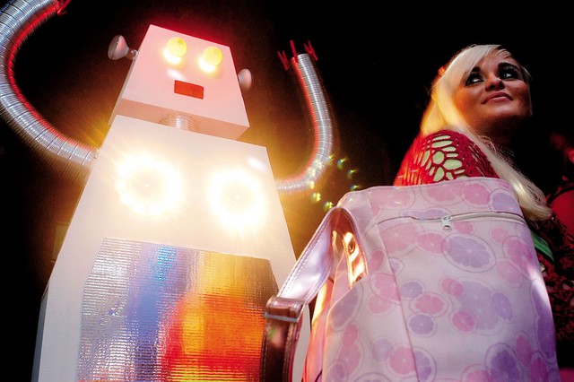 Gostujoča animir dama z robotko