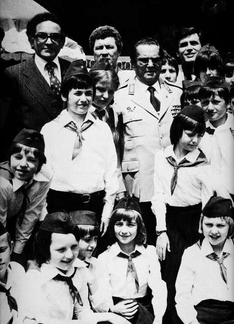 Azem Vllasi kot predsednik jugoslovanske mladine skupaj s Titom in pionirji ob predsednikovem rojstnem dnevu 25. maju