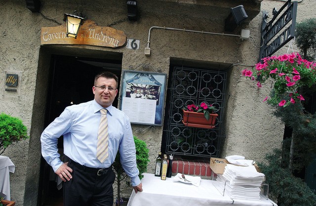 Gostilničar Allan pred svojo taverno Androna