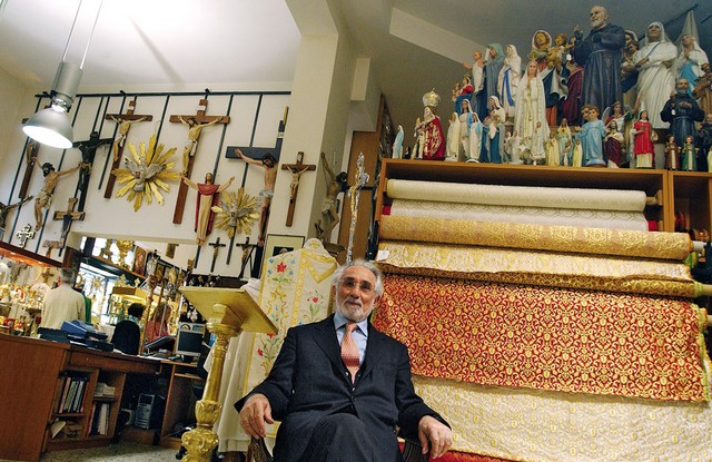 Neapeljčan Vincenzo Serpone v svoji vatikanski prodajalni