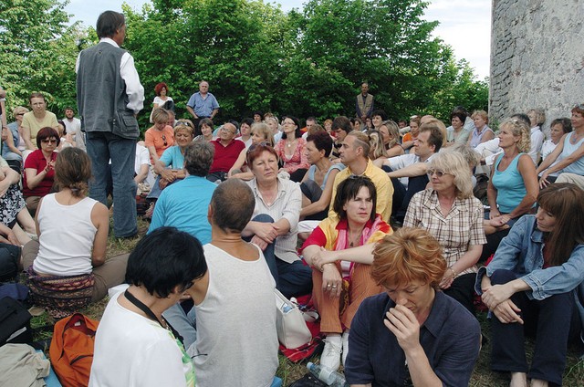 Verniki pozorno poslušajo Marka Pogačnika