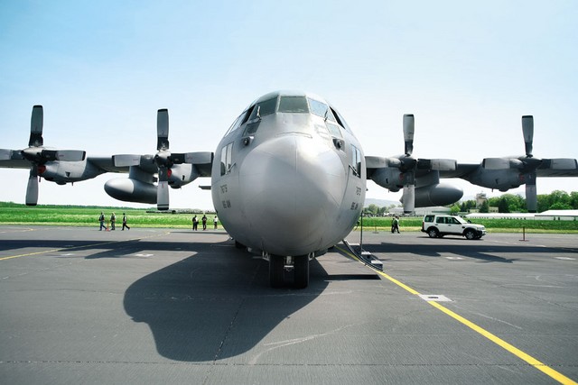 Slovenska vojska bo v bližnji prihodnosti nabavila ali najela srednje velika transportna letala z dosegom od 3500 do 5000 kilometrov. V ta razred sodi letalo Hercules C-130, ki lahko prevaža oklepne kolesnike.