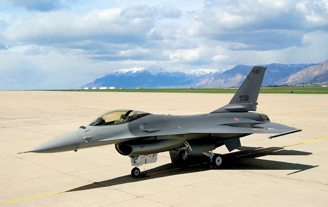 Nebo nad Slovenijo za zdaj varujejo italijanska lovska letala F-16. MORS in Slovenska vojska pa potihoma razmišljata tudi o nabavi ali najemu lastnih lovskih letal. Najresnejši kandidati so nizozemski lovci F-16.