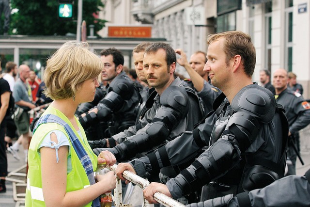 Večina policistov si niti ni nadela čelad