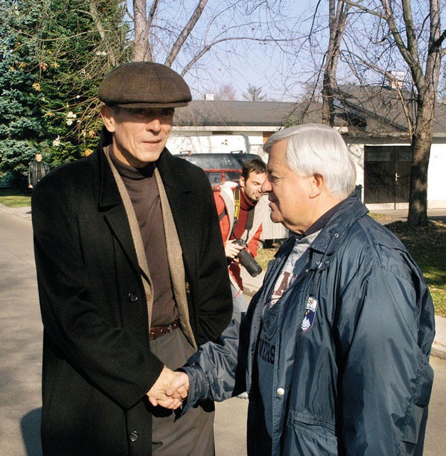 Janez Drnovšek in Milan Kučan pred voliščem na prvem krogu predsedniških volitev leta 2002