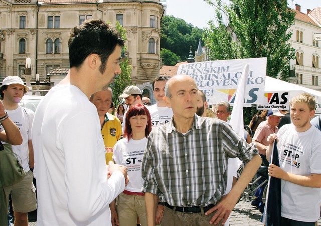 Pohodnike, ki so se v protest proti gradnji plinskih terminalov v Tržaškem zalivu iz Ljubljane odpravili proti Kopru, je pospremil predsednik države Janez Drnovšek