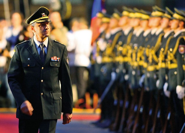 Brigadir Krkovič predsedniško pregleduje častno četo