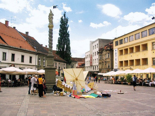 Grajski trg v Mariboru, 30. junij: Nenadoma je pridrvela skupina mladcev, začela prevračati stojnice in navzočim groziti z nožem, naj se vrnejo za štiri stene, kamor sodijo.