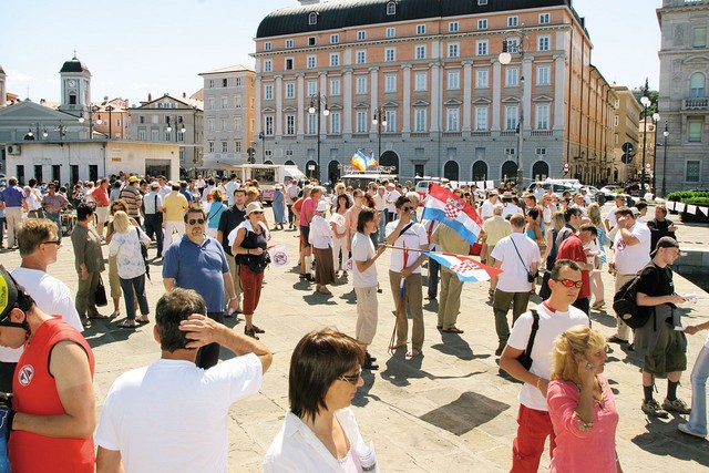 Tržaški pomol okrog poldneva