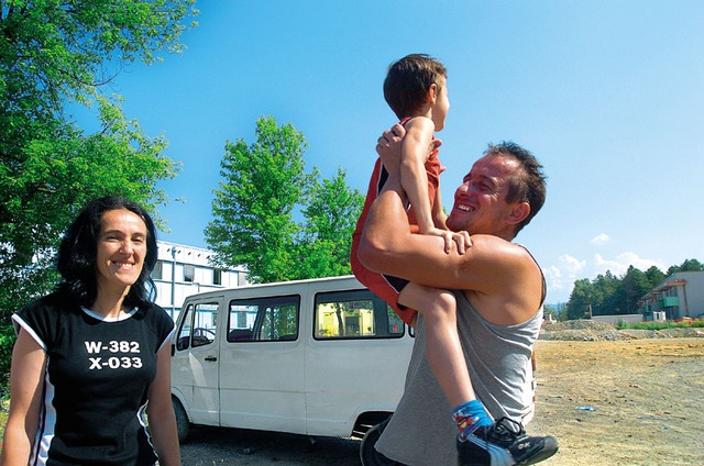 Mama Hasija in sin Adem ob snidenju z očetom Avdom, ki so ga prejšnji izpustili iz postojnskega centra