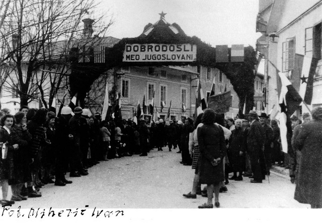 Ljudje v Bovcu pričakujejo prihod mednarodne razmejitvene komisije. (fotografija iz arhiva M. Klavora)