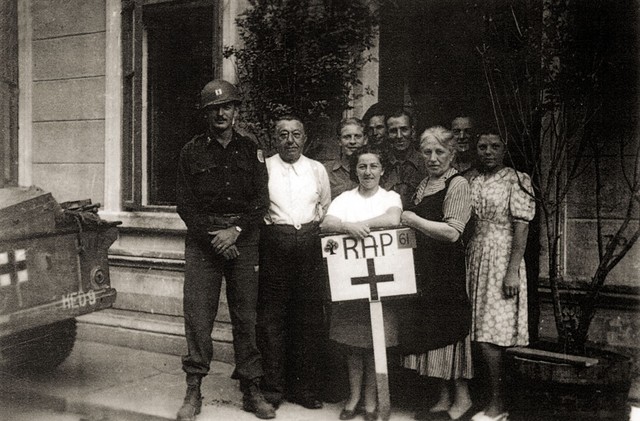 Družina Pirc z ameriškim zdravnikom. (fotografija iz arhiva D. Pirc Kravanja)