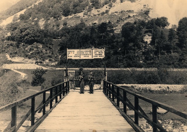 Slika je bila posneta na mostu v Logu Čezsoškem. (fotografija iz arhiva Tolminskega muzeja)