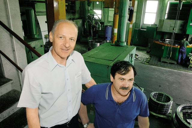 Ivan Črnkovič, direktor Rotisa, ki bo vodil posel s finskimi oklepniki, z delavcem v svojem obratu v Kočevju